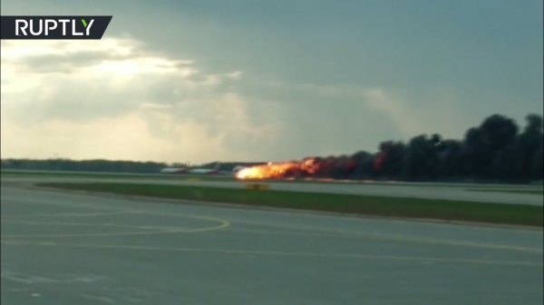 Аварийная посадка горящего самолёта в Шереметьеве — видео - (видео)
