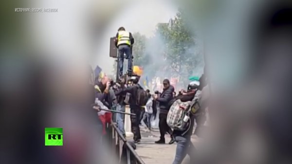 Избиение журналистки РИА Новости полицией в Париже попало на видео - (видео)