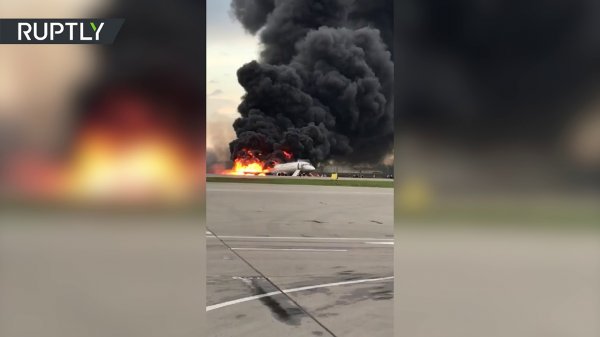 Кадры горящего самолёта в Шереметьевe - (видео)
