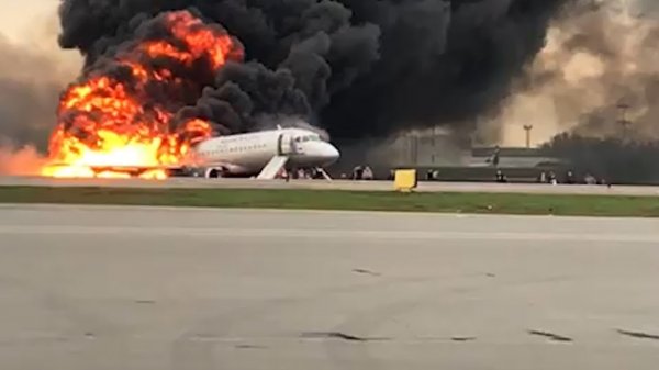 Пассажирский самолет загорелся в Шереметьево - (видео)