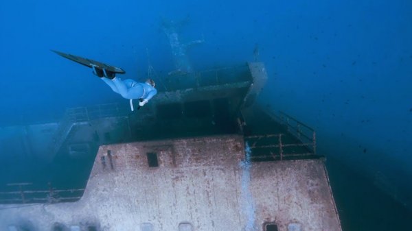 Путешествие по затонувшему кораблю на одном дыхании - (видео)