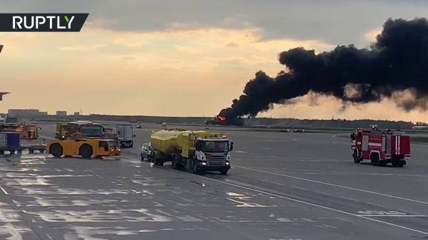Самолёт SSJ-100 загорелся при посадке в Шереметьеве - (видео)
