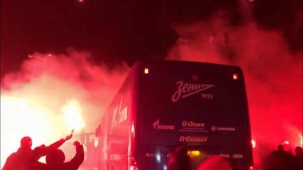 Тысячи фанатов в Пулково и подсвеченный стадион: в Санкт-Петербурге отмечают чемпионство «Зенита» - (видео)