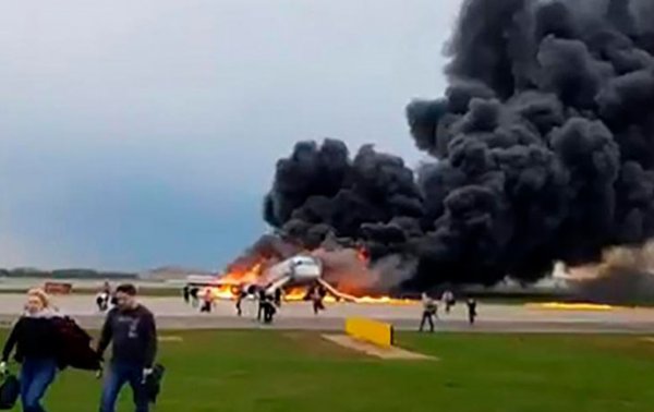 В московском аэропорту загорелся самолетЭксклюзив - (видео)