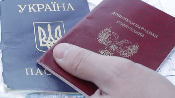 Жители ДНР выстроились в очередь за российскими паспортами - (видео)