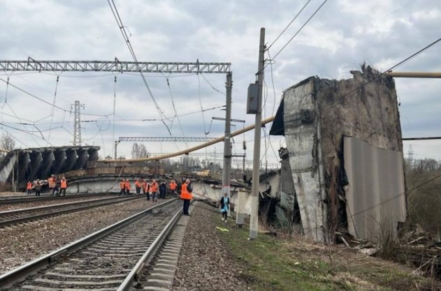 Более 10 поездов отправили в обход из-за обрушения моста в Вязьме - «Общество»