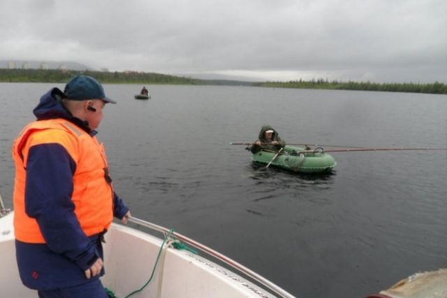 Пропали рыбаки в ростовской. Водная полиция на Имандре. Понтонный мост на зеленый остров 2022. Вылетел из лодки.