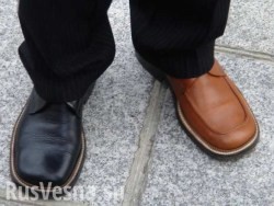 Председатель Еврокомиссии Жан-Клод Юнкер появился на пресс-конференции в разных ботинках - «Культура»