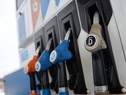 В правительстве объяснили, почему бензин не дешевеет вслед за нефтью - «Технологии»
