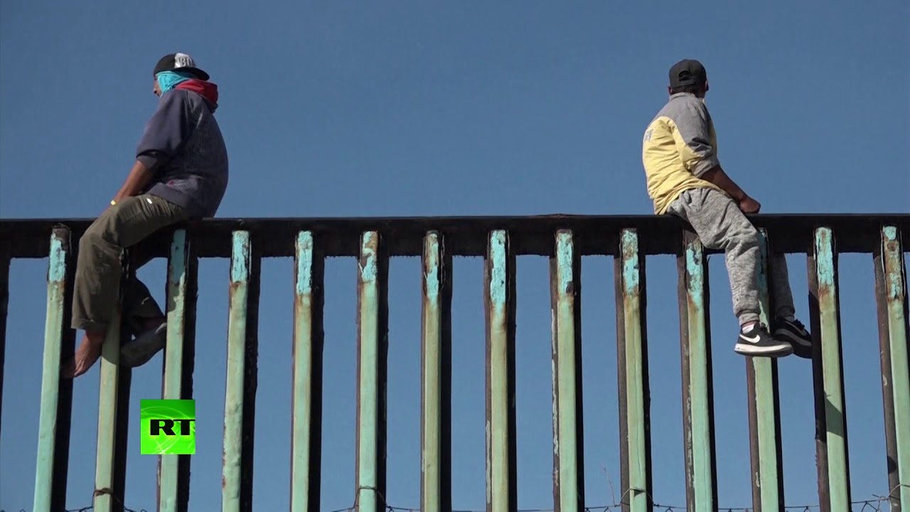 Семь мужчин из десяти мечтают о самбуке. В США через Мексику через забор. Перелезть через стену. Стена через которую сложно перелезть. Перелезть через стену картинка.