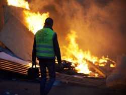 "Ад" во Франции: «Желтые жилеты" блокировали топливохранилища и устроили погром на 4 млн - «Новости дня»