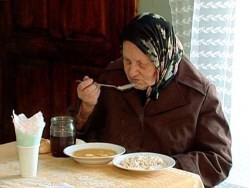 Более половины украинцев экономят на еде и одежде, показал опрос - «Спорт»