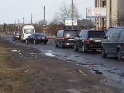 Кортеж Порошенко чуть не застрял посреди разбитой дороги под Львовом - «Политика»