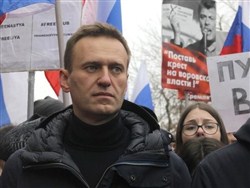 Навальный в черном пришел на марш памяти Немцова - «Новости дня»