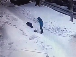 Падение глыбы льда с крыши на ребенка попало на видео - «Новости дня»