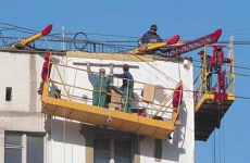 Прокуратурой Нижнеингашского района приняты меры прокурорского реагирования в отношении подрядной организации, ненадлежащим образом выполняющей работы по капитальному ремонту многоквартирного жилого дома