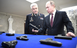 Путин протестировал пистолет, который поступит на вооружение полиции - «Новости дня»