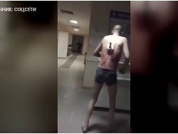 Россиянин вышел покурить с ножом в спине и попал на видео - «Спорт»