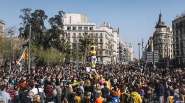 28 человек пострадали в Каталонии во время акции протеста - «Политика»