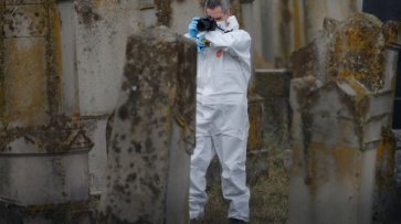 80 могил осквернили на еврейском кладбище недалеко от Страсбурга во Франции - «Политика»