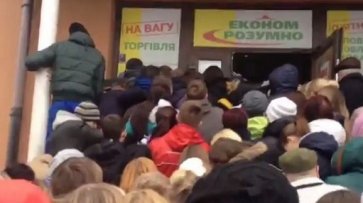 Будни Днепропетровска: Толпа штурмом взяла магазин секонд-хенда - «Новости Дня»