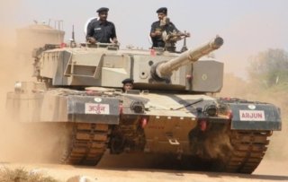 Индия и Пакистан: участники конфликта перебрасывают танки к границе - «Новости дня»