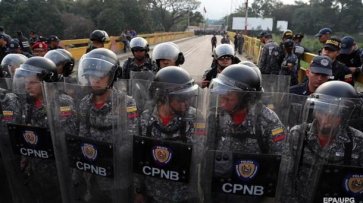 Из Венесуэлы в Колумбию дезертировали сотни военных