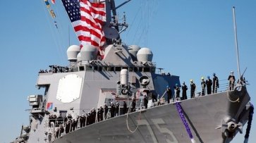 Миноносец США вошел в Черное море в сопровождении российских военных