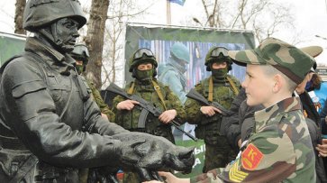 "Мне прорезали куртку штырями": экс-командующий ополчением Крыма вспомнил захват Верховного совета