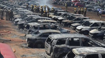 На авиашоу в Индии сгорели почти 300 авто - (видео)