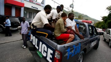 На Гаити по ошибке задержали группу иностранцев - «Новости дня»