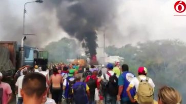 На границе Венесуэлы горят три грузовика с гумпомощью - «Новости дня»