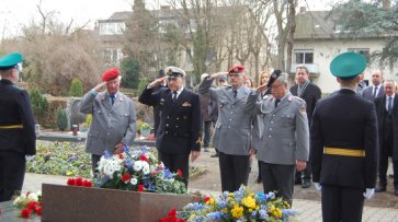 На кладбище в Дуйсдорфе возложили цветы к Обелиску советских воинов