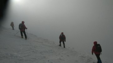 На Прикарпатье к замерзающим в горах туристам направились спасатели