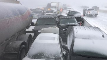 На трассе в Канаде столкнулись почти 100 машин