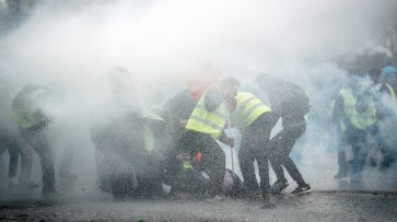 Парижская полиция снова применила газ против "жилетов" - «Новости дня»
