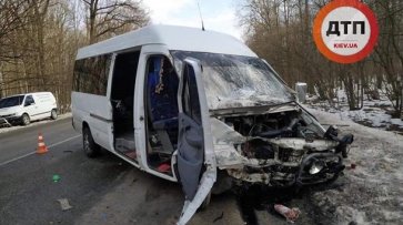 Под Киевом маршрутка попала в ДТП: 10 пострадавших