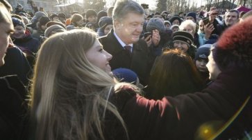 Порошенко сорвал шапку с девушки во время визита в Запорожье – СМИ - «Политика»