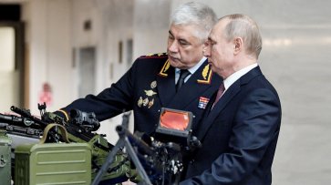 Путину показали новый пистолет и многозарядный шокер - «Новости дня»