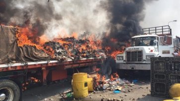 Три грузовика с гумпомощью Венесуэле сгорели