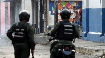 Трое венесуэльских военнослужащих сбежали в Колумбию - «Происшествия»