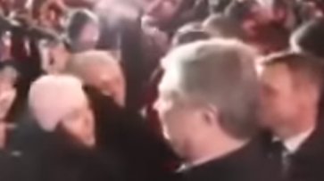 У Порошенко отреагировали на инцидент с шапкой в Запорожье - (видео)