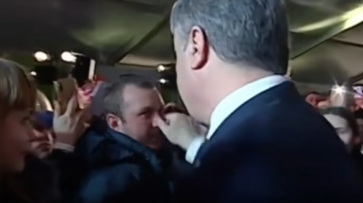 У Порошенко сдают нервы: оскорбление, рукоприкладство и срывание шапок с украинцев (ВИДЕО) - «Военное обозрение»