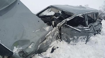В Башкирии на железнодорожном переезде автомобиль врезался в пассажирский поезд - «Новости дня»