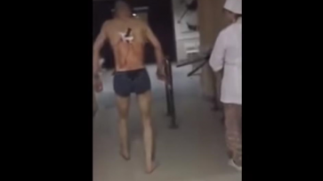 В больнице пациент с ножом в спине пошел покурить - (видео)