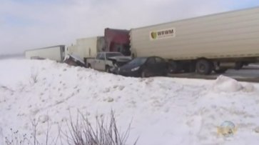 В Канаде столкнулись 15 автомобилей, есть пострадавшие - (видео)