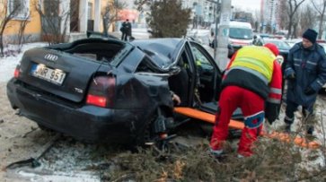 В Киеве автомобиль вылетел на остановку и сбил бабушку - «Общество»