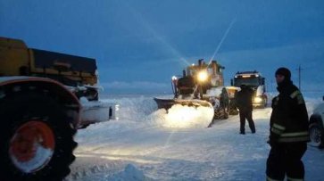 В Оренбуржье дороги закрыты, но люди в снежный плен попадают