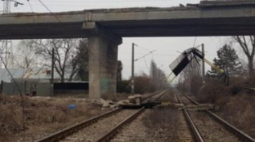 В Румынии на пути упал пешеходный мост, заблокировав сообщение с Молдовой - «Автоновости»
