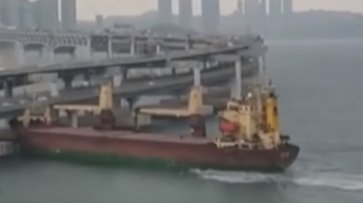 В Южной Корее корабль протаранил мост - (видео)